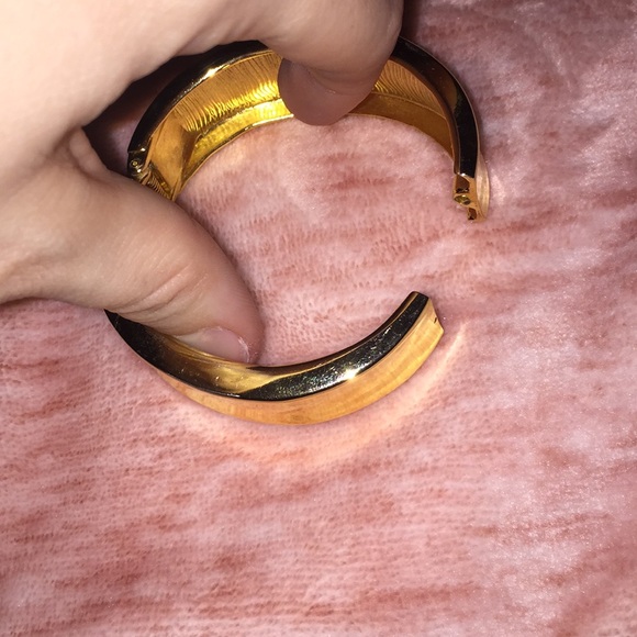 False gold bangle. - Picture 4 of 4